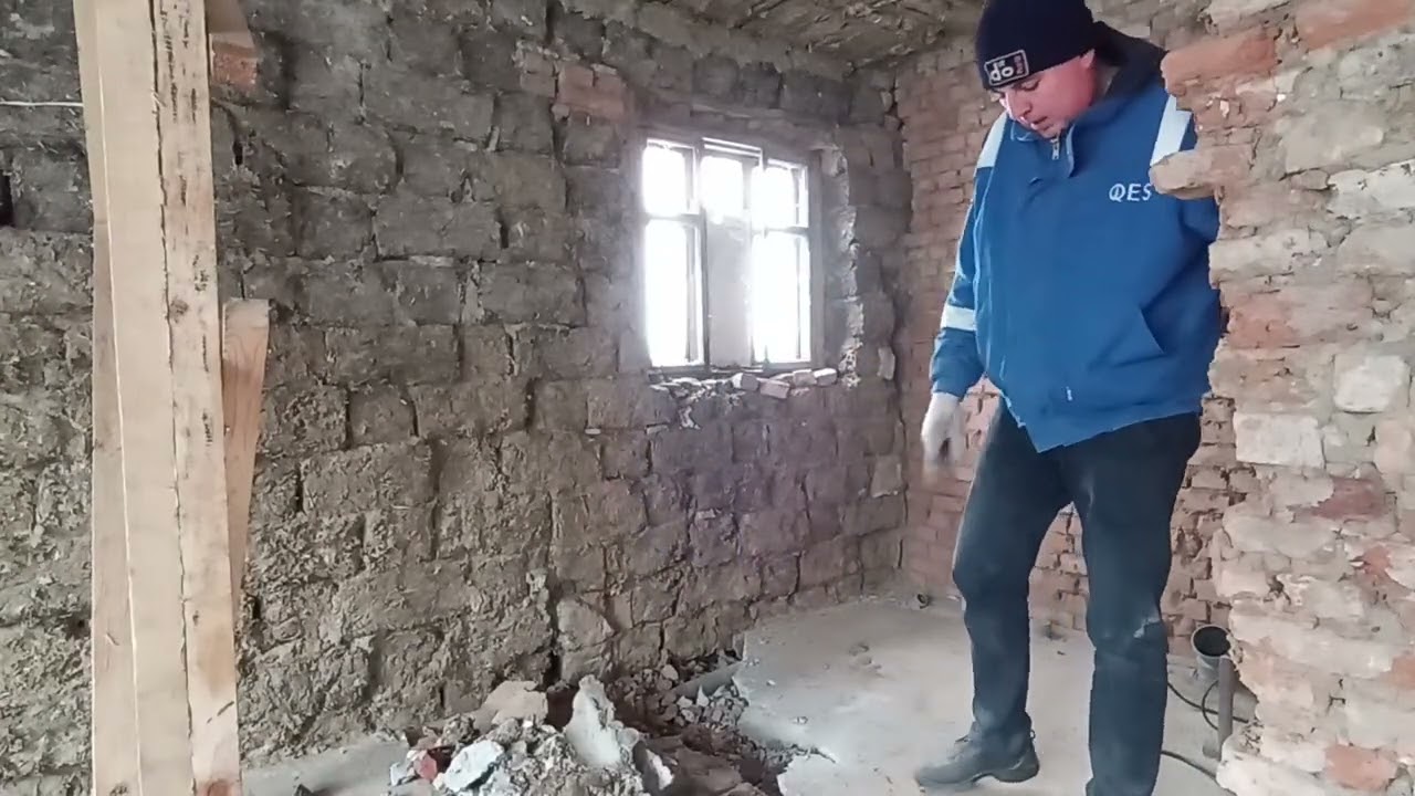 Купил дом в селе. Ломаю бетонный пол. 