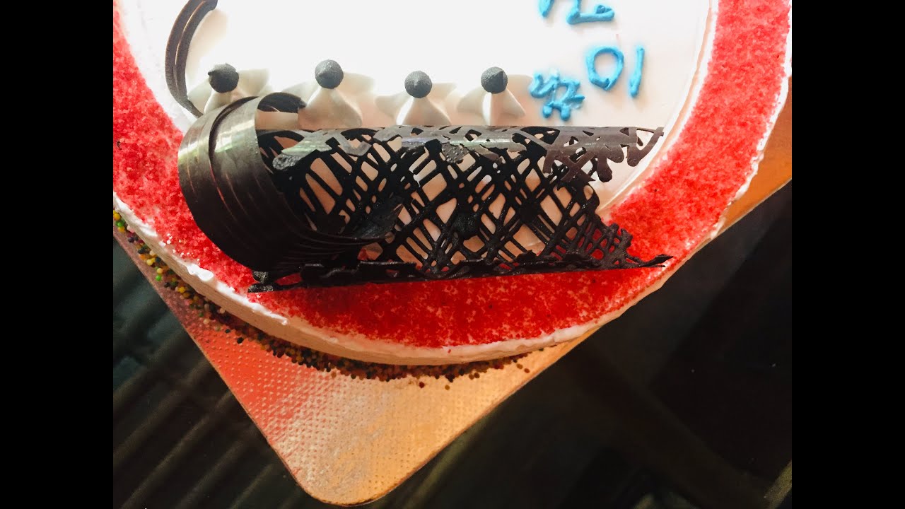 Simple chocolate decoration for cakes