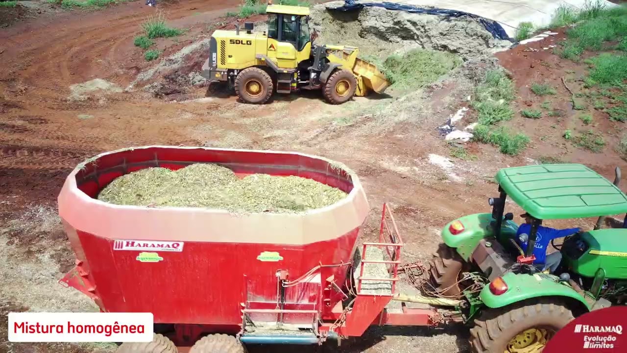 Vagão misturador de ração vertical Haramaq Prohmix 13.0/18.0 tratando em confinamento.