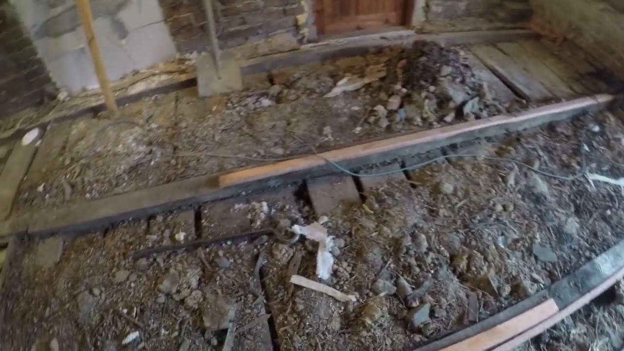 Koszmarne poddasze.... Podłoga na legarach. Nightmarish attic