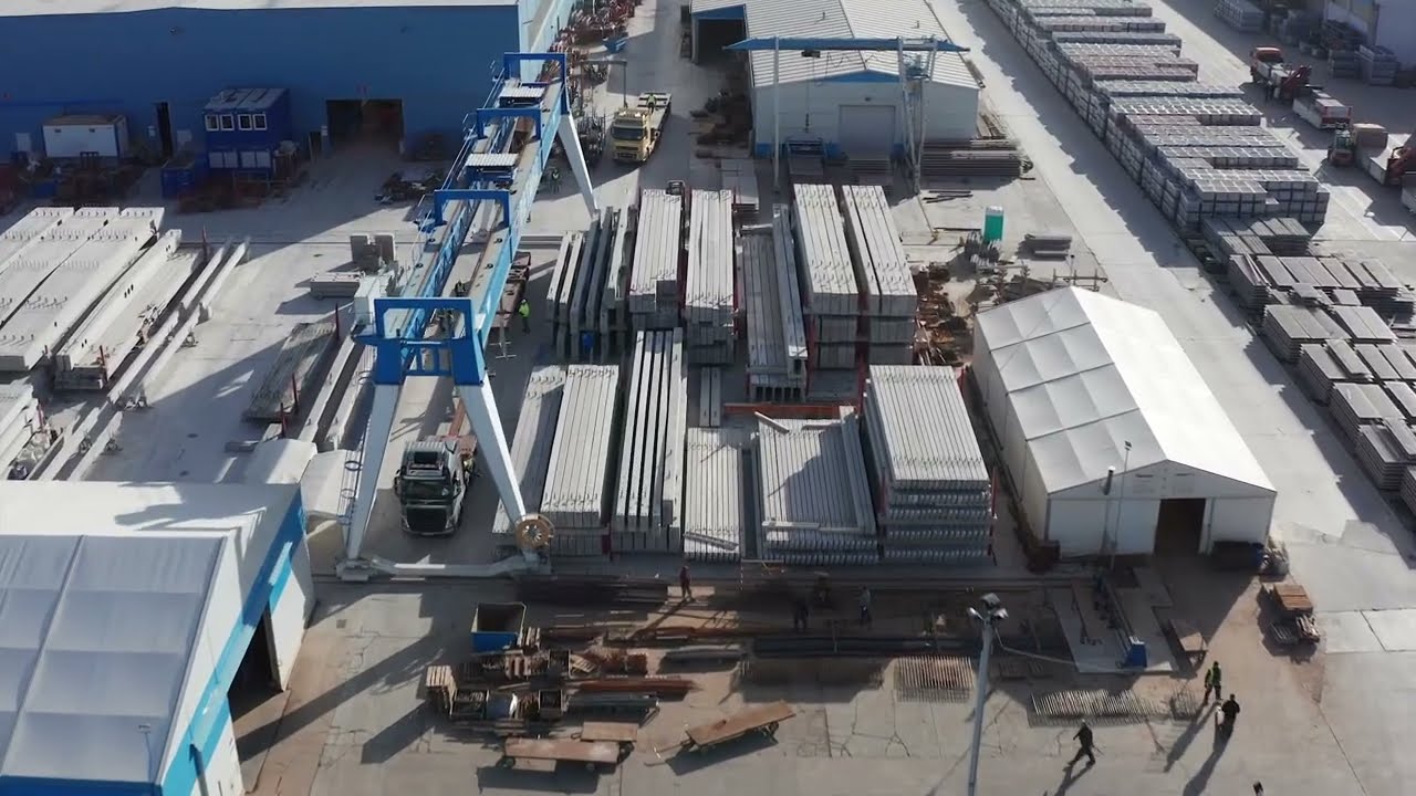 Załadunek dźwigara w zakładzie produkcyjnym