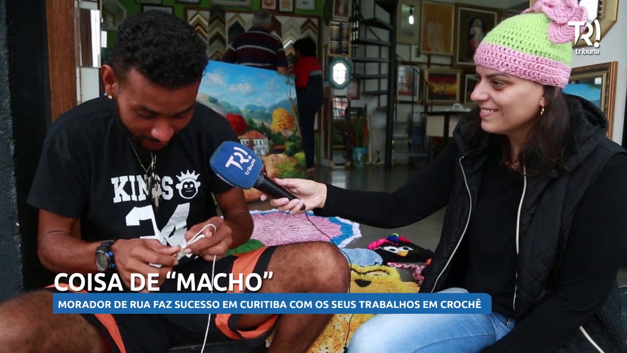 Morador de rua faz sucesso em Curitiba com os seus trabalhos em crochê