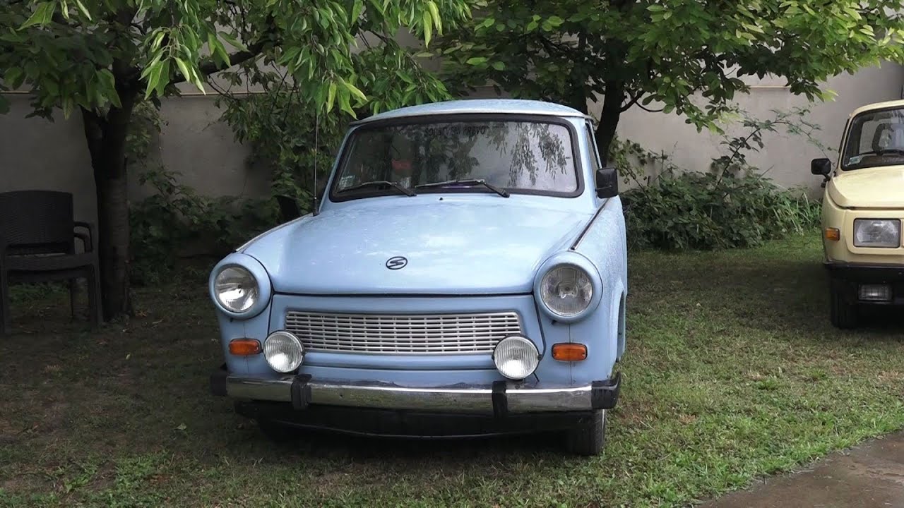 Kolekcija starih automobila u dvorištu Aleksadra Maćeraka
