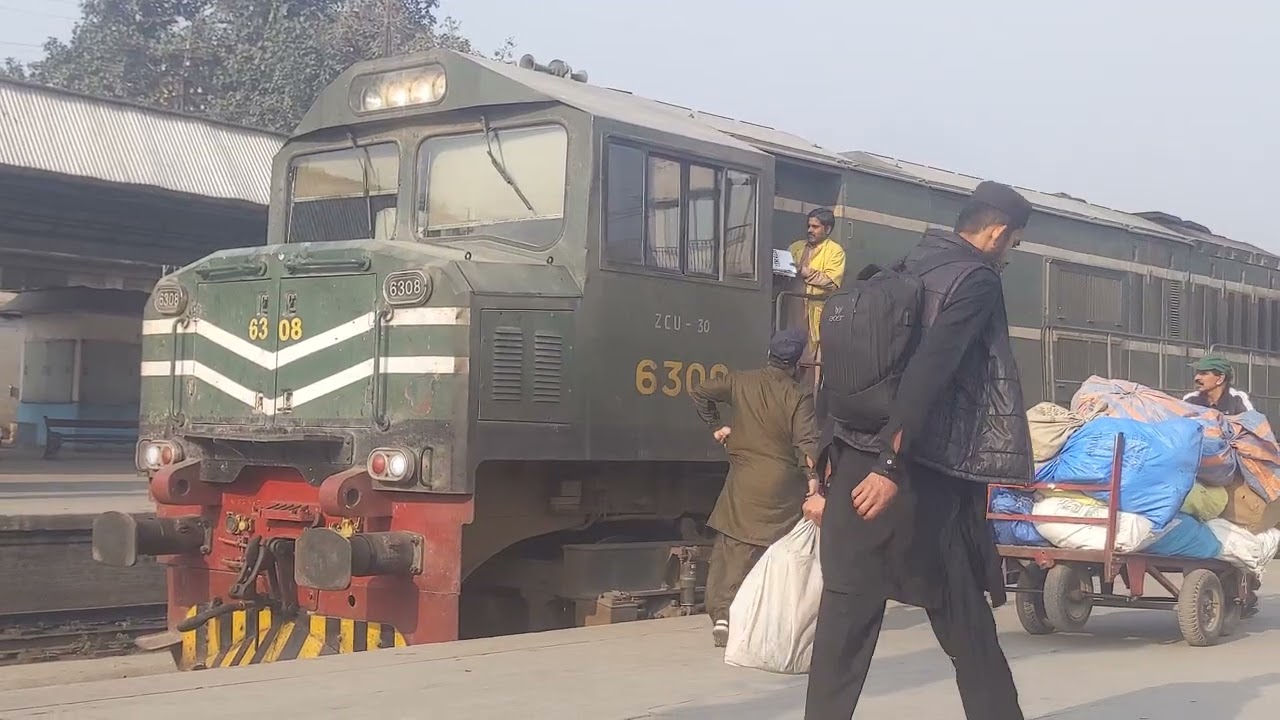Khyber Mail Peshawar to Karachi | Oldest train of Pakistan | Red Color Special Coach 
