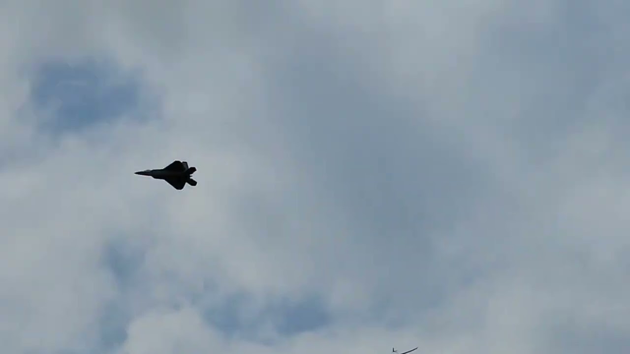 小巨人M10 Pro 第13趟測試飛行影片（載機AF MODEL F-22)