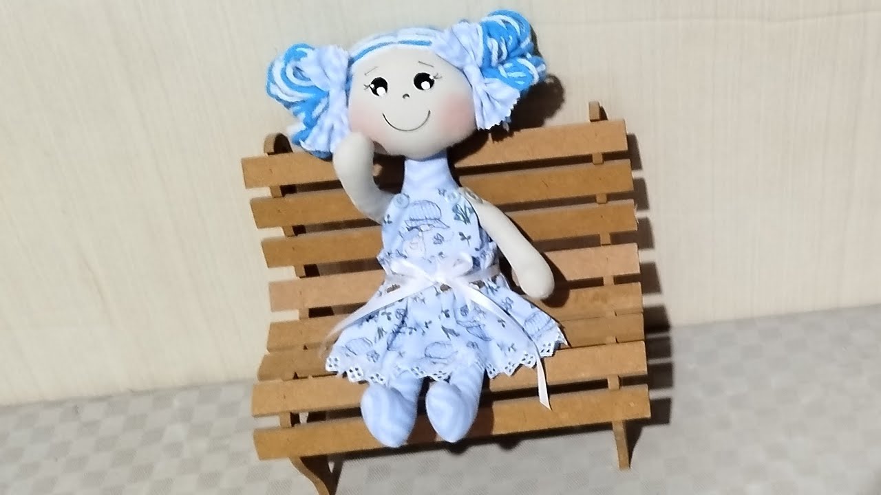 Montagem da roupinha e do cabelo, veja a bonequinha amarela para vídeo completo e detalhado 