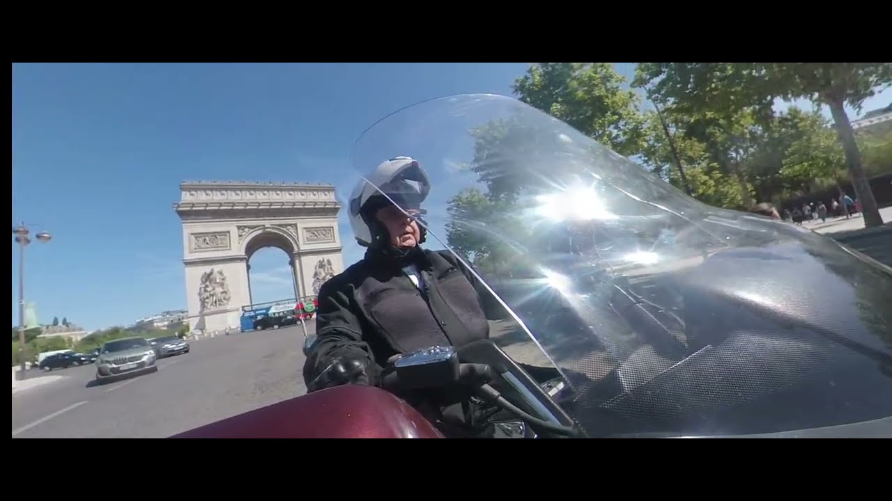En GoldWing, immersion dans Paris.