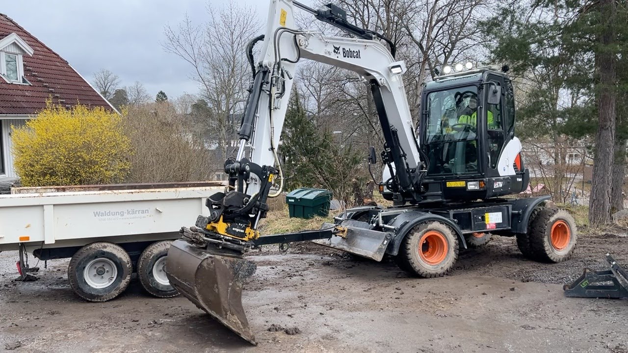Köp Hjulgrävmaskin Bobcat E57W med rotator, redskap & tippkärra på Klaravik