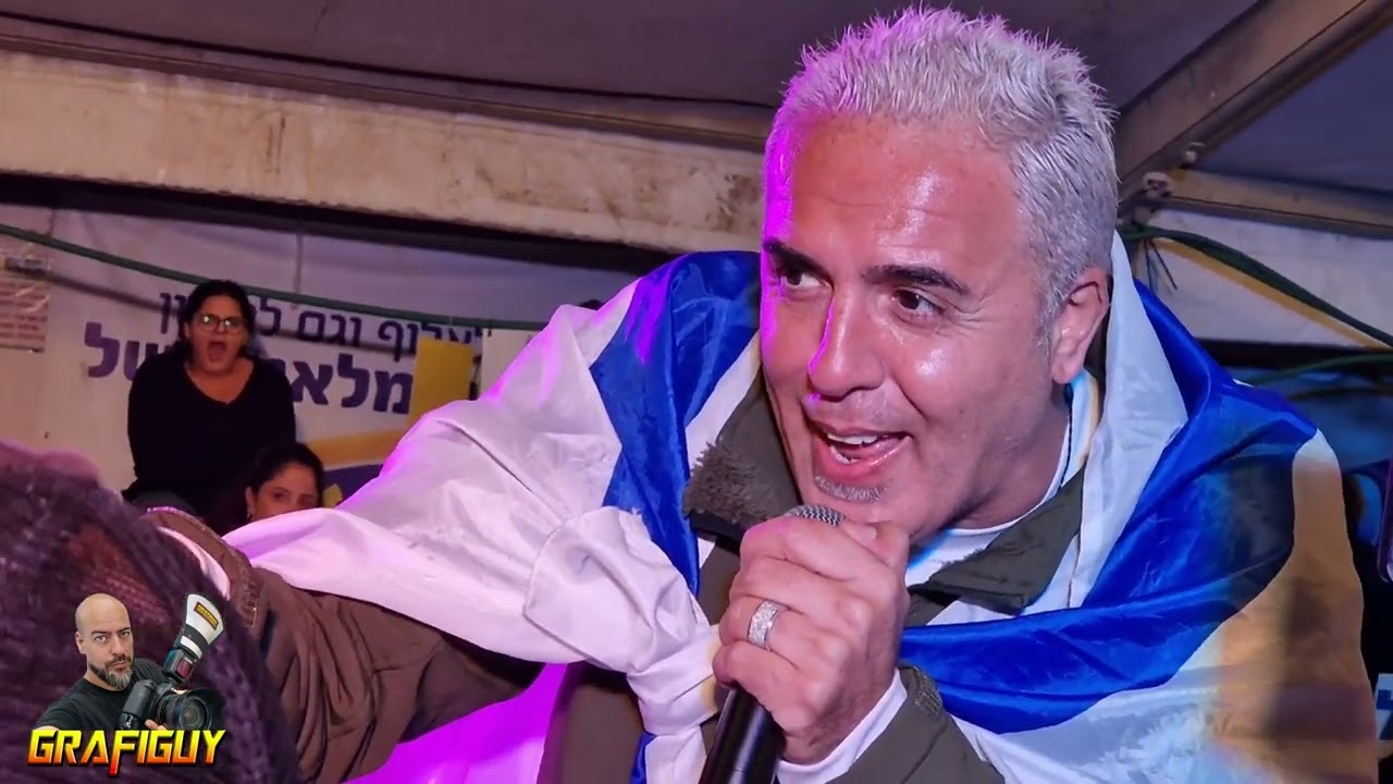 קובי פרץ בהופעה לחיילים (בצומת גילת)