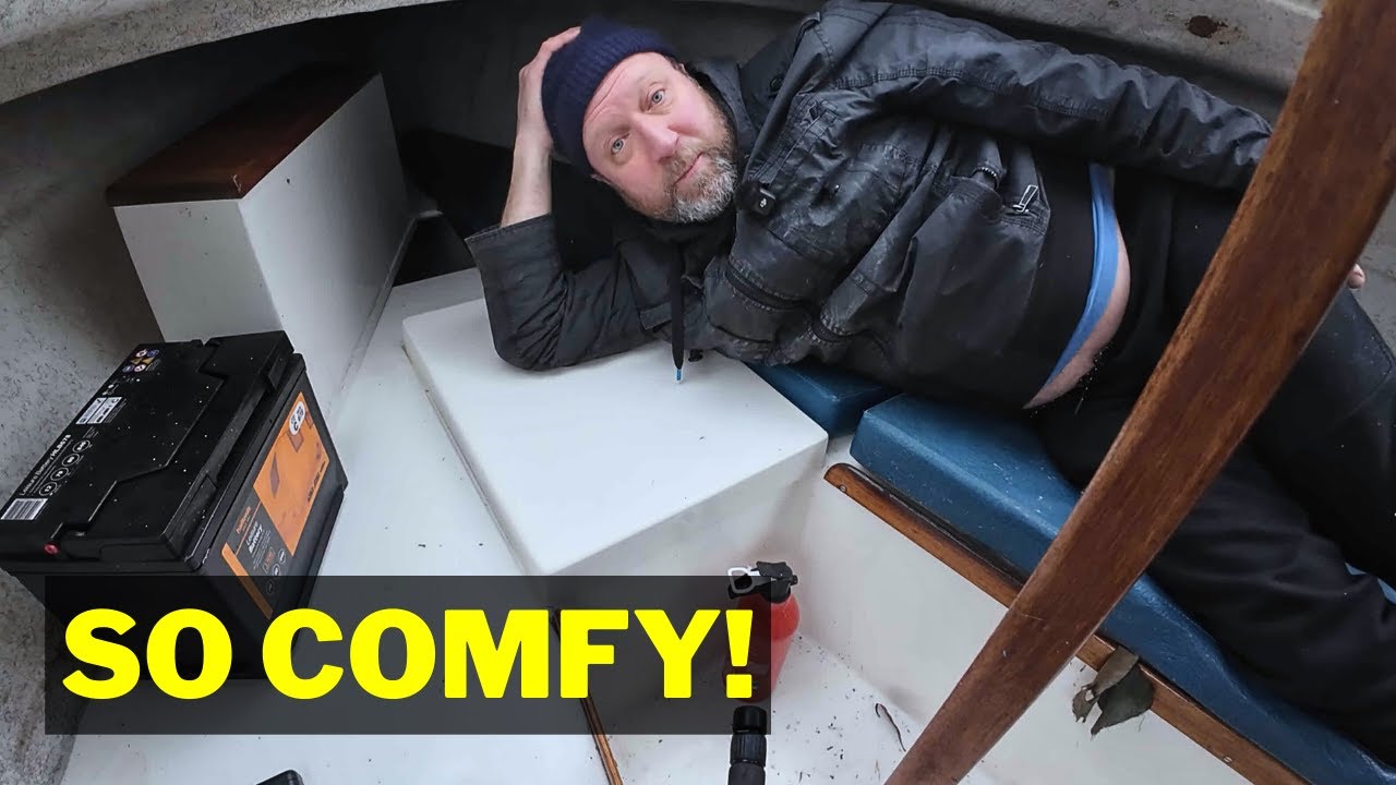 На яхте Sailfish 18 есть спальные места, быстрая проверка киля и подставки под мотор!