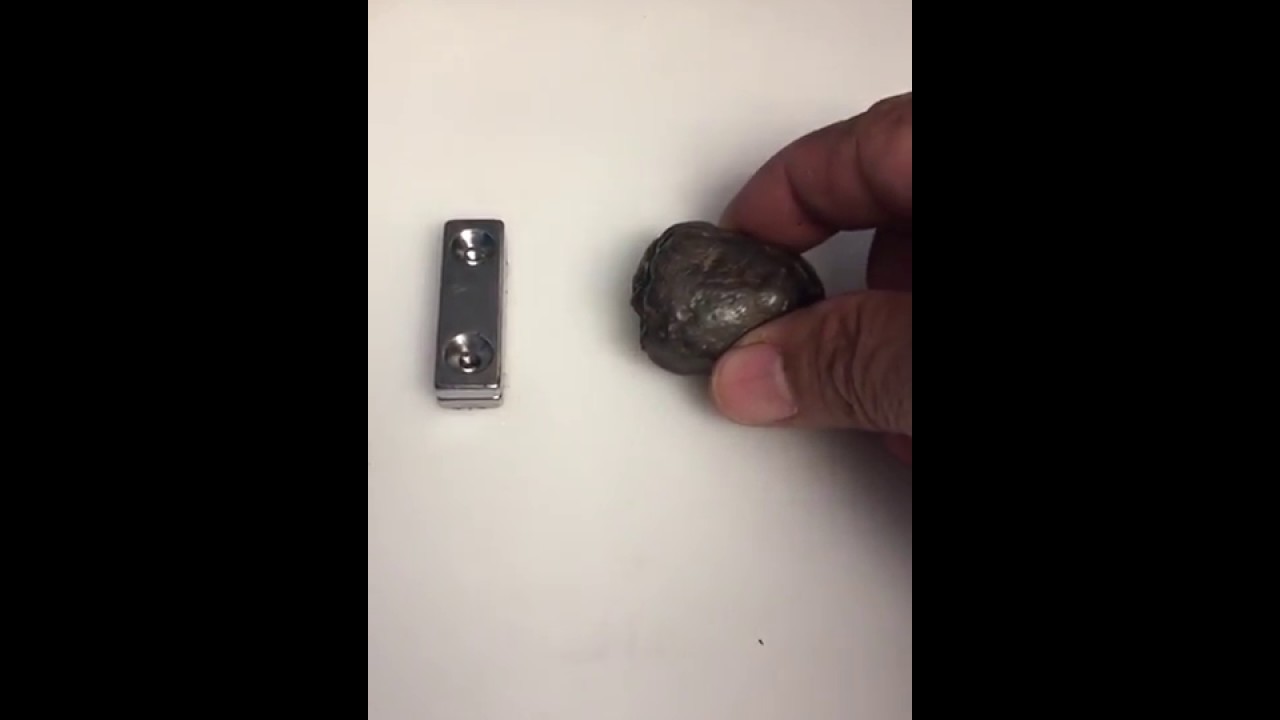Meteorito Ferrico atrayendo im&aacute;n