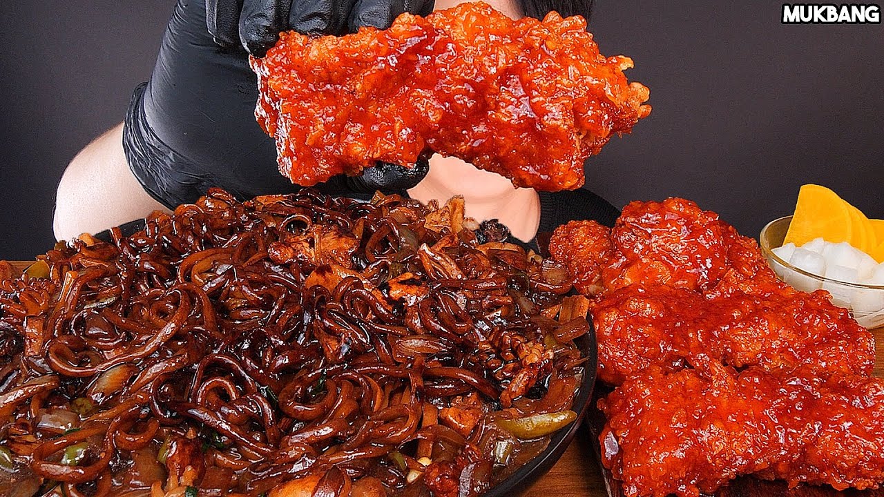 острая жареная курица и лапша BLACK BEAN NOODLES & KFC FRIED CHICKEN 🍗  EATING ASMR MUKBANG