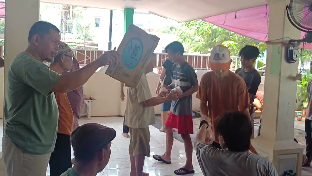 HEBOH !!!  PEMBAGIAN DAGING OLEH PANITIA QURBAN MUSHOLLA AL IKHLAS BULAK KAPAL PERMAI