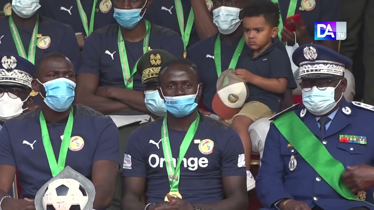 Macky Sall &eacute;l&egrave;ve les Lions au rang d&rsquo;Officier de l&rsquo;ordre national du Lion, les f&eacute;d&eacute;raux Commandeur..