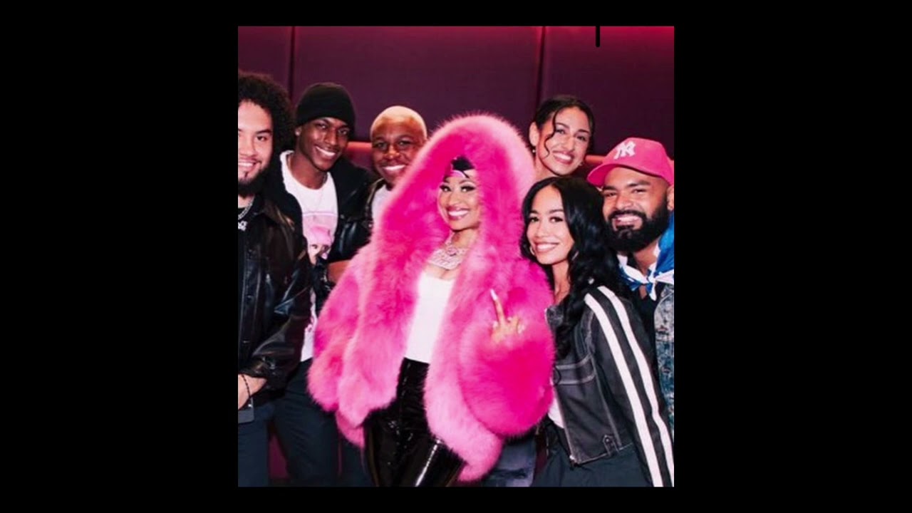 Pink friday girls-Nicki Minaj (empty arena)