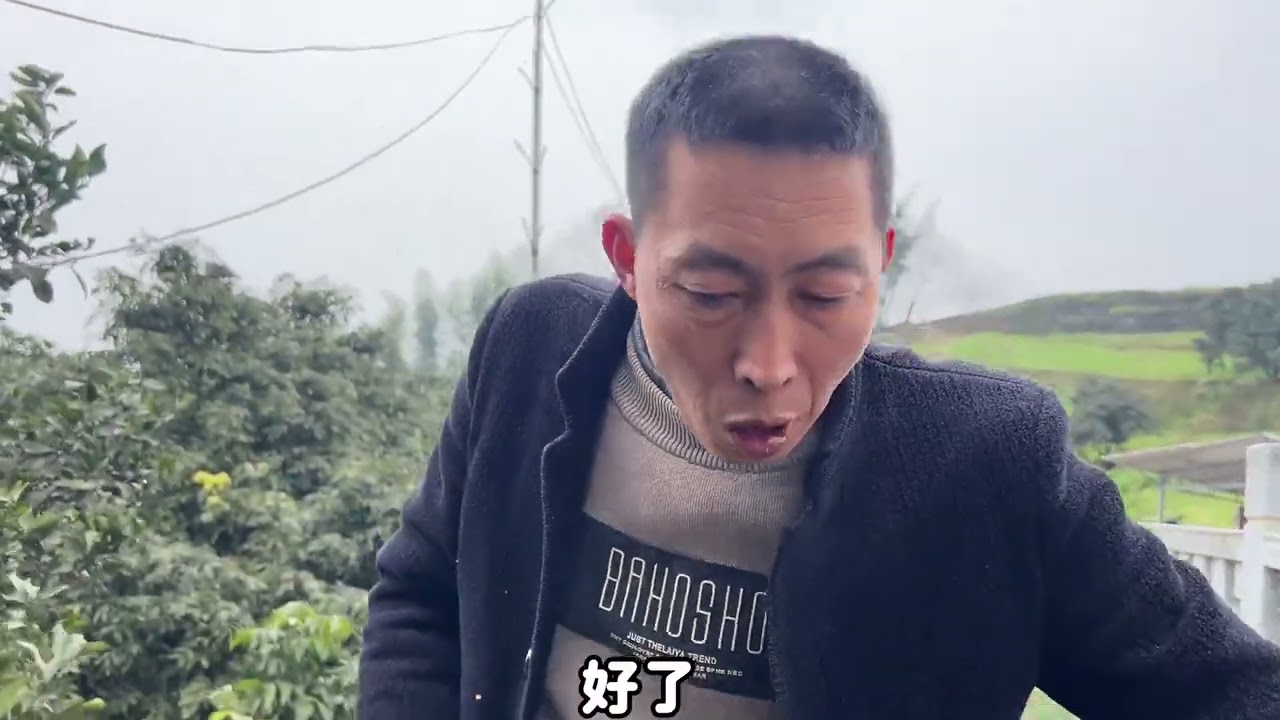 容姐打算把辣椒撒在场坝边方便管理，龙二看到永强出门