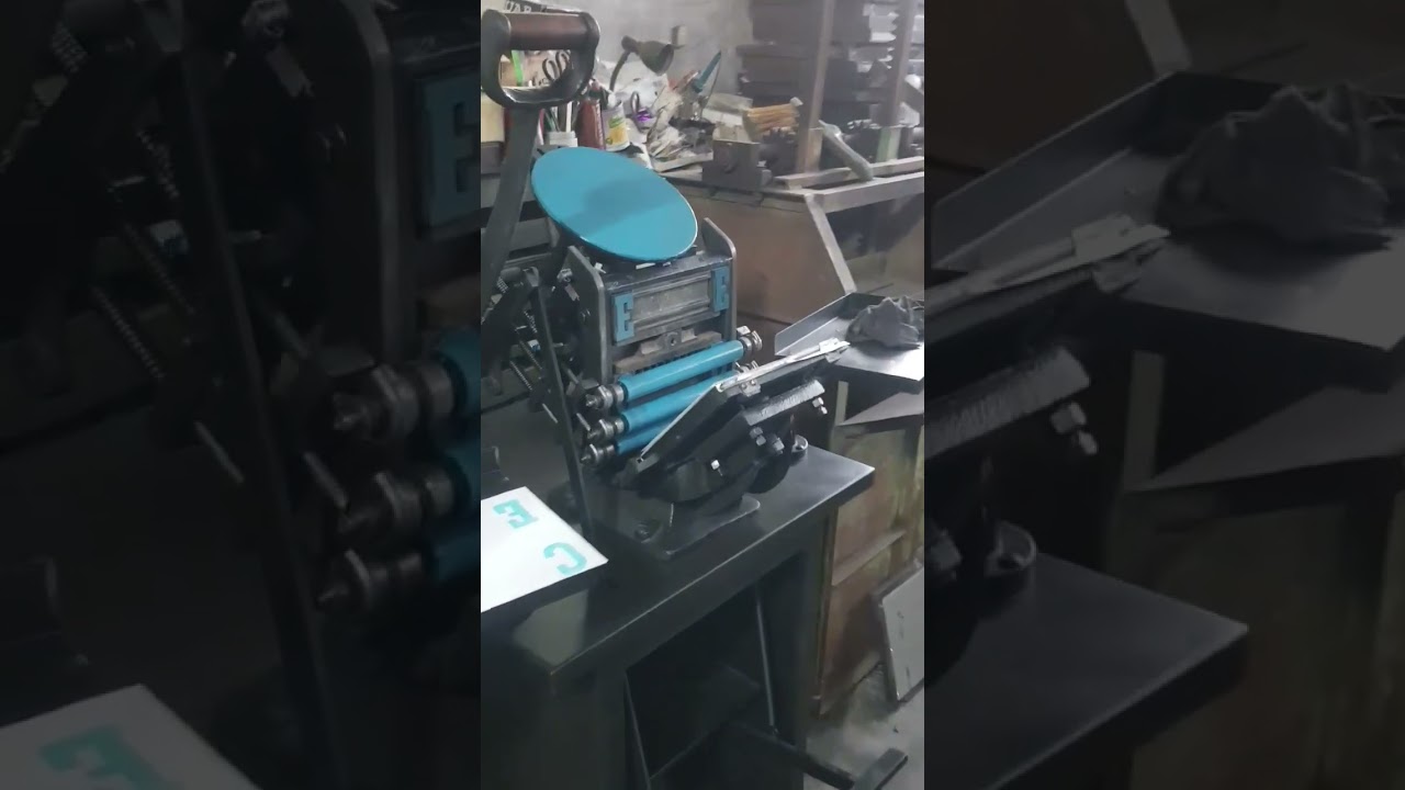 Impresion letterpress en una antigua minerva tipogr&aacute;fica