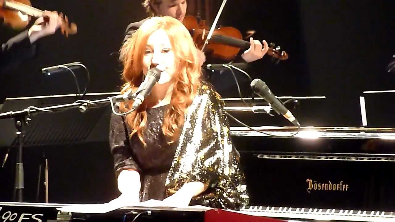 Tori Amos - Spark take 1 & 2 (abandoned) & Carry (Amsterdam, NL 2011-10-18)