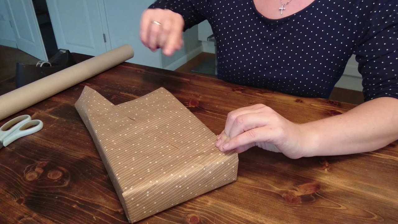 Geschenk einpacken mit scheinbar zu wenig Geschenkpapier