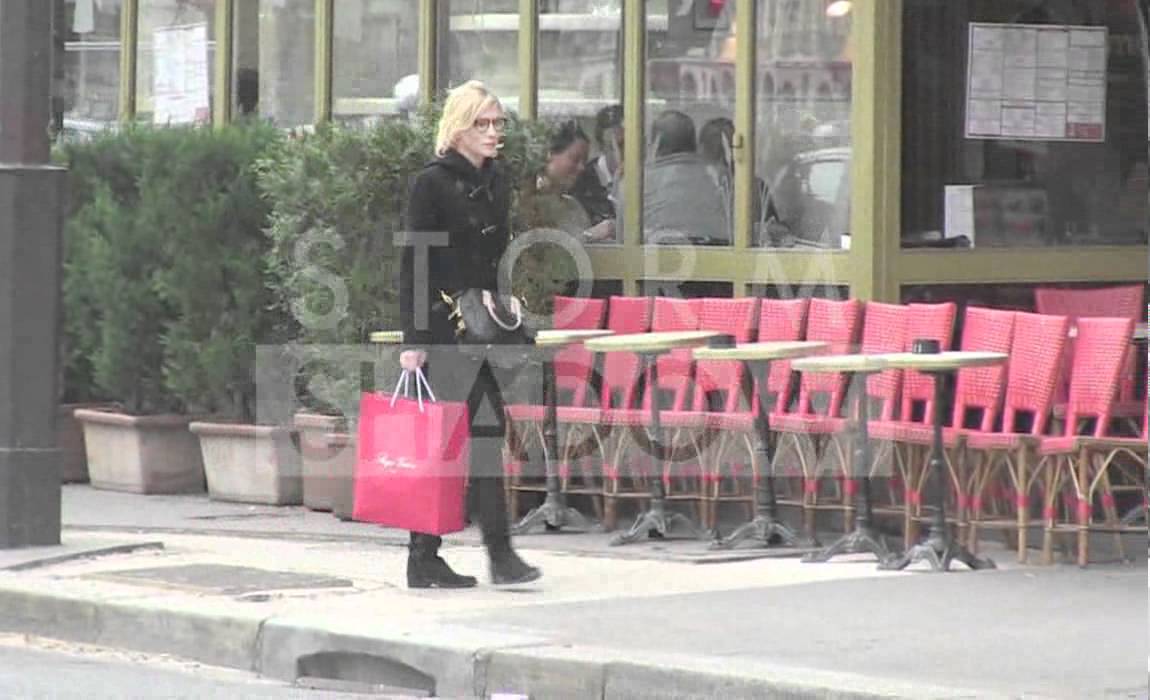 Cate Blanchett walking in Paris to go the the 