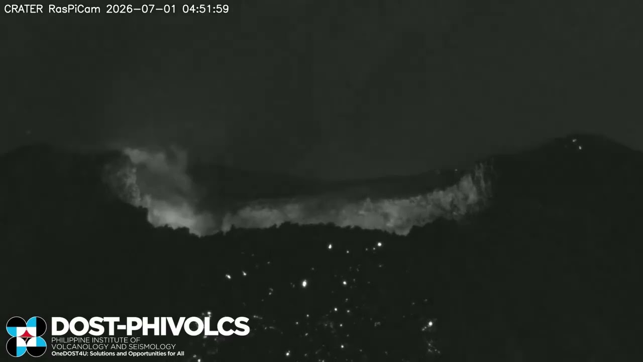 Lava effusion from Mayon Volcano summit crater | GMA News