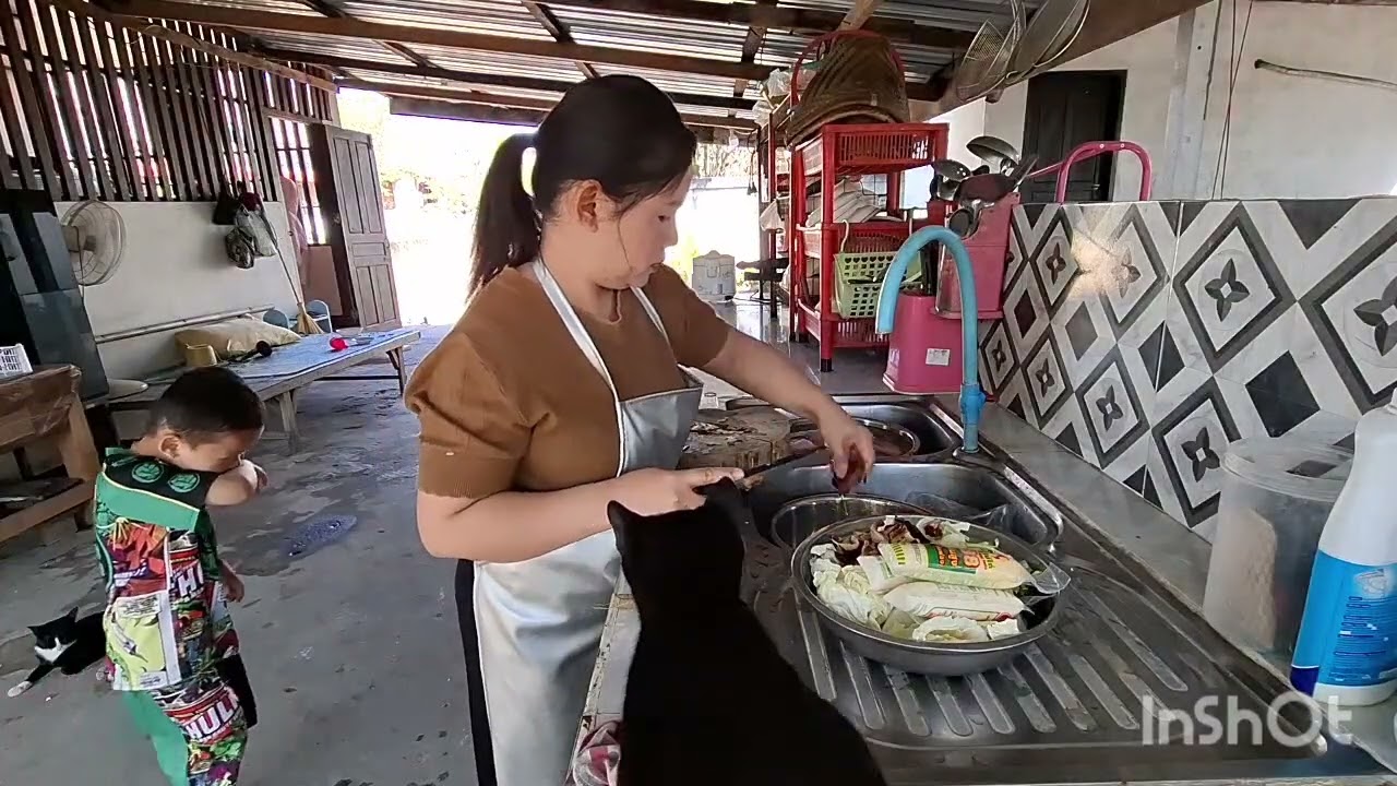 วันนี้มาช้าหน่อยจ๊ะทุกคน ทําต้มจืดหมูให้ลูกสาวกิน