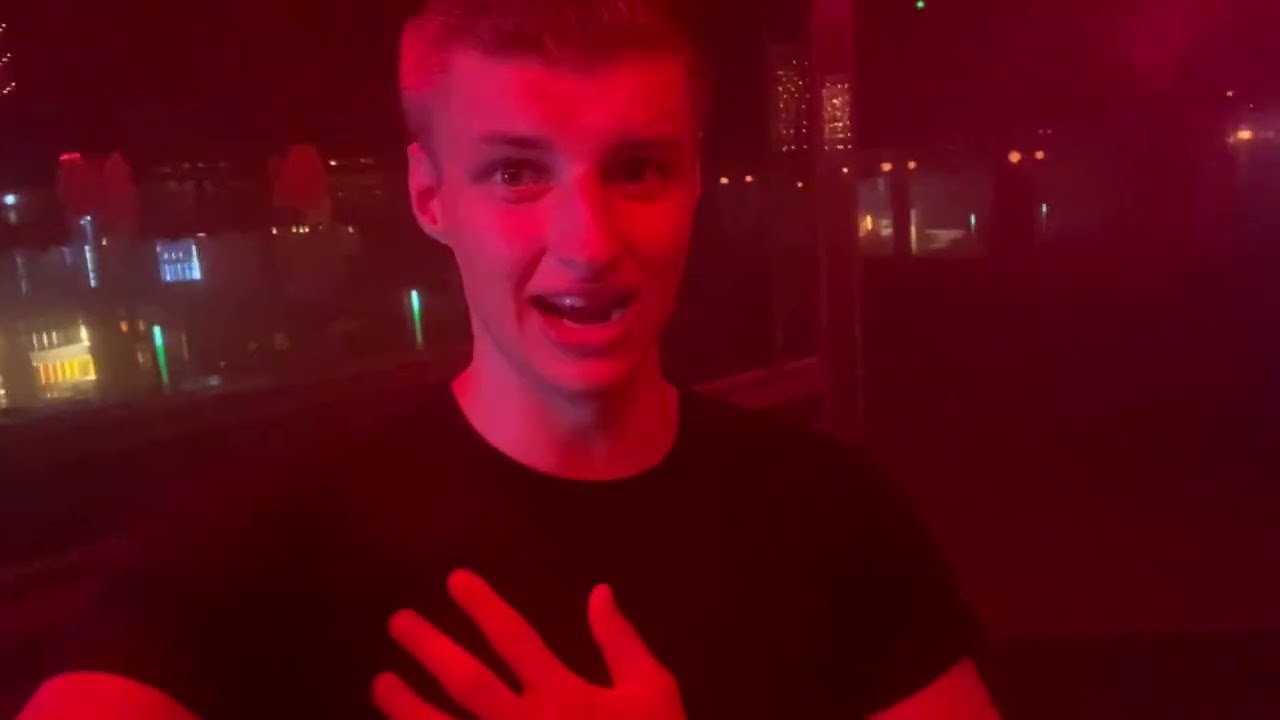 Foute party in de club Champino/er komen heel veel mooie dromen aan dan ga ik het hier in vertellen￼