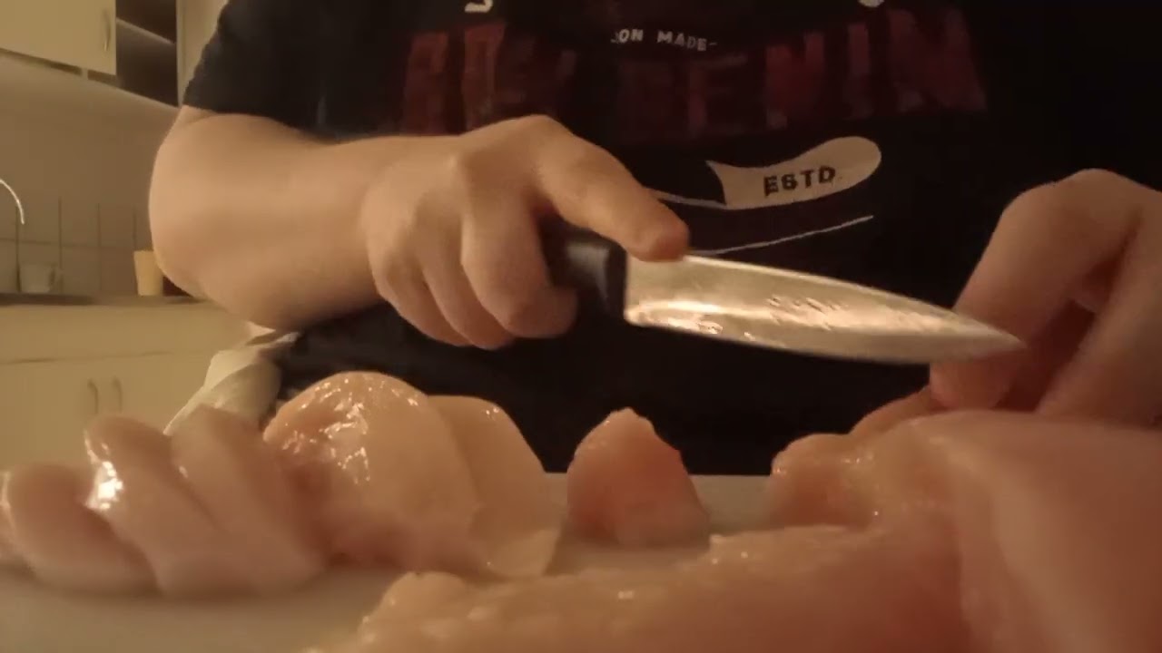 Skär kycklingen till fajitasen 