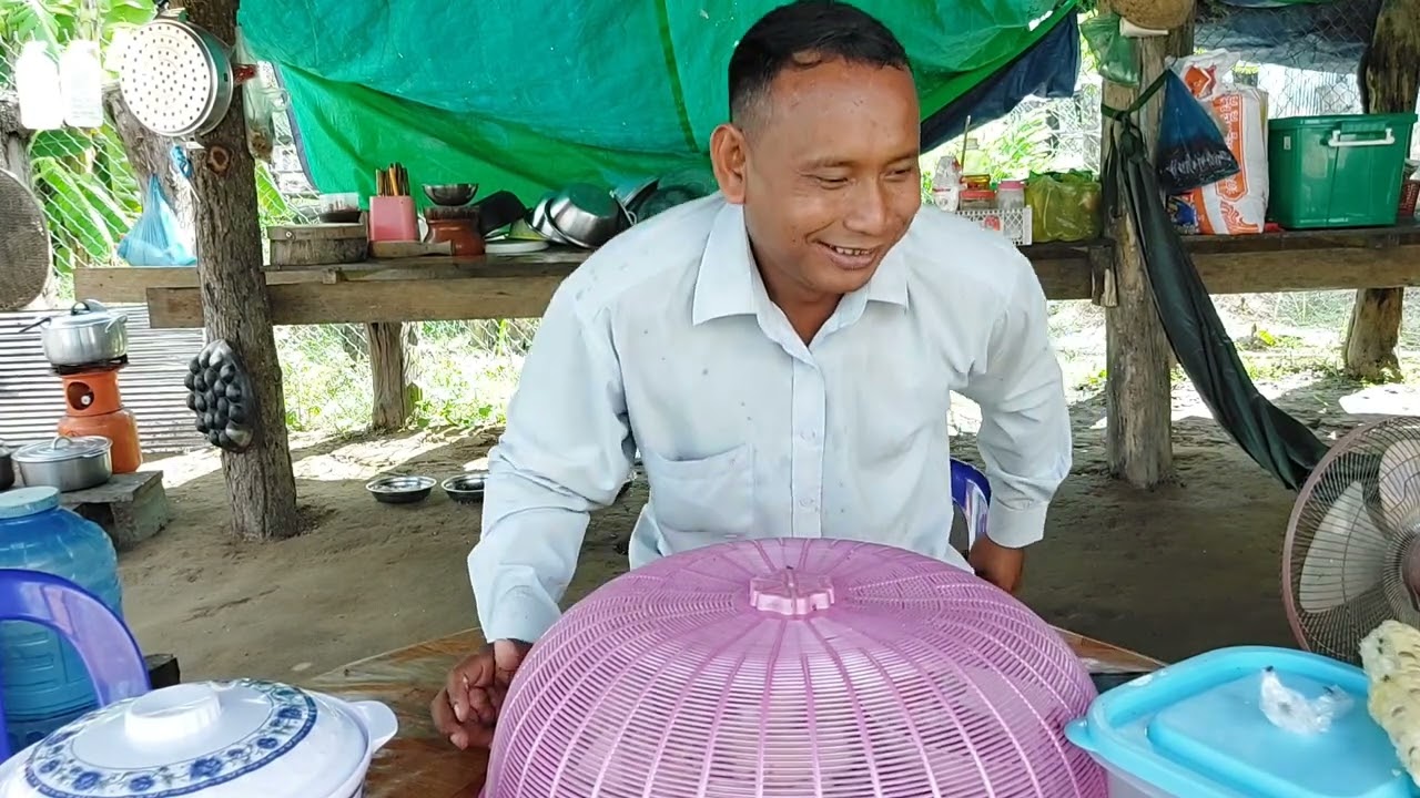 នៅផ្ទះម្នាក់ឯងហូបដំឡូងលេង