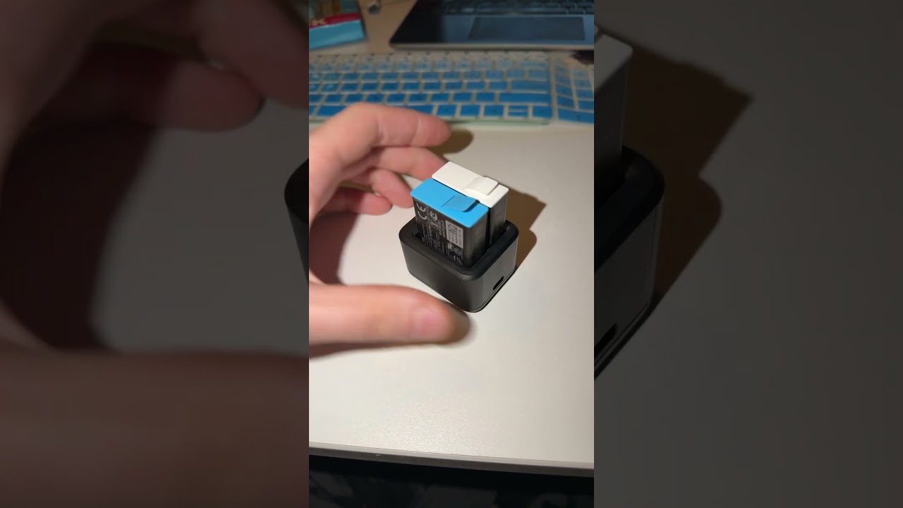 Как вынуть аккумулятор GoPro из зарядного устройства?
