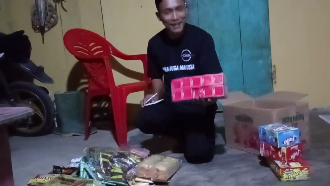 Rusdi sedang memberesin belanjaan yaitu pesenan orang.      no