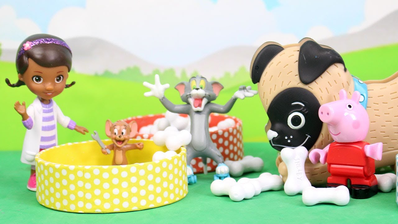 RACCOGLI l'OSSO! - Tom e Jerry sfidano Peppa Pig e la Dottoressa Peluche [Challenge]