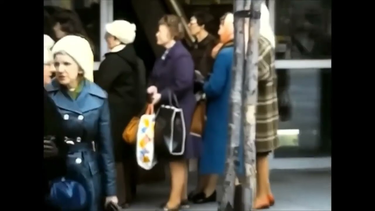 1977.Англия.Бирмингем.Городской пейзаж и люди в 1970-е годы.Рынок. станция.ценный видеофильм.