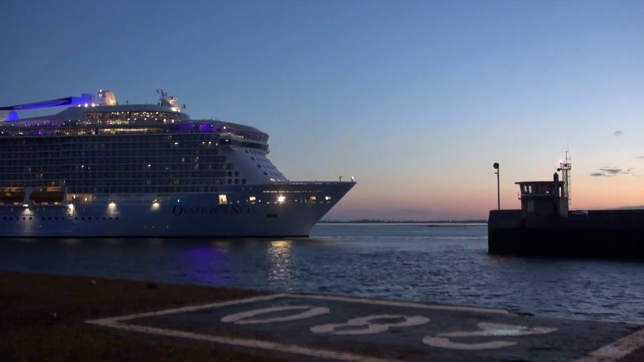 Ovation of the Seas kommt nach Bremerhaven (Schiffshorn)
