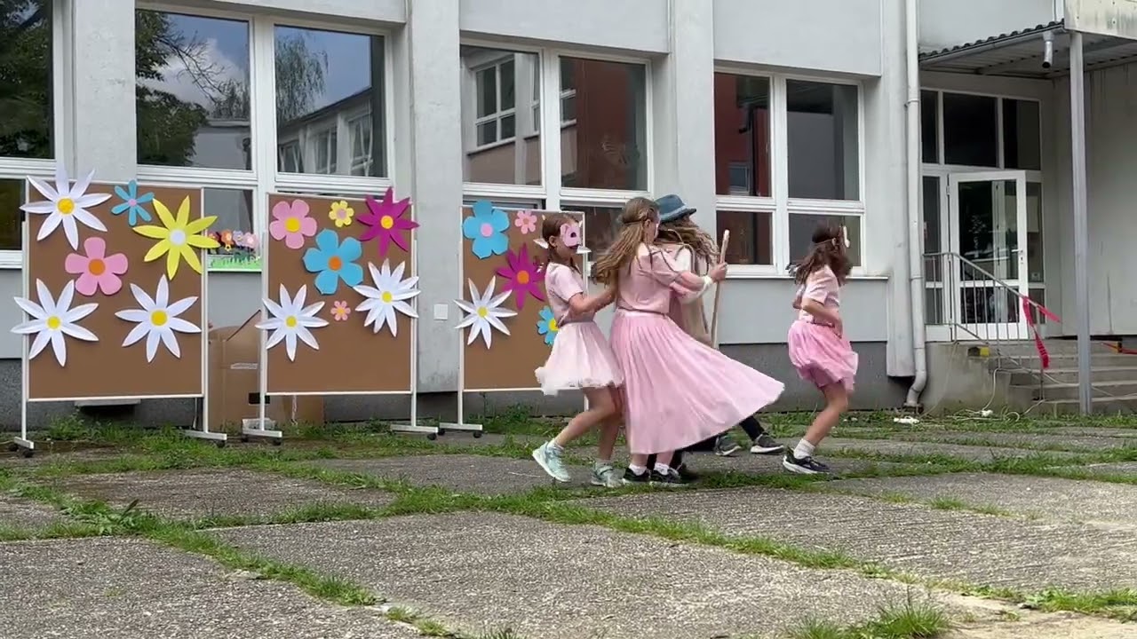 Tri prasiatka diskopárty Deň radosti 2024 ZŠ Jarná 20 Žilina