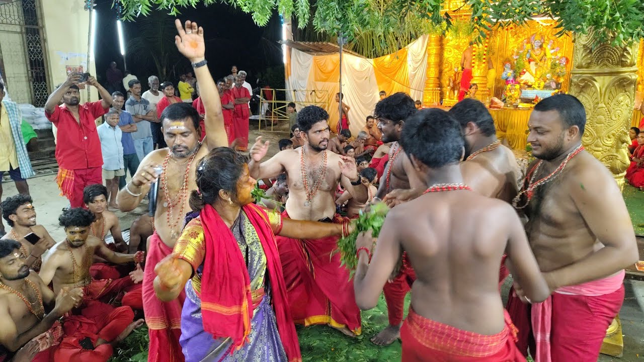 అమ్మ వచ్చింది తల్లి వచ్చింది బెజవాడ దుర్గా భవాని వచ్చింది పాటని excellent పాడారు Happy దసరా