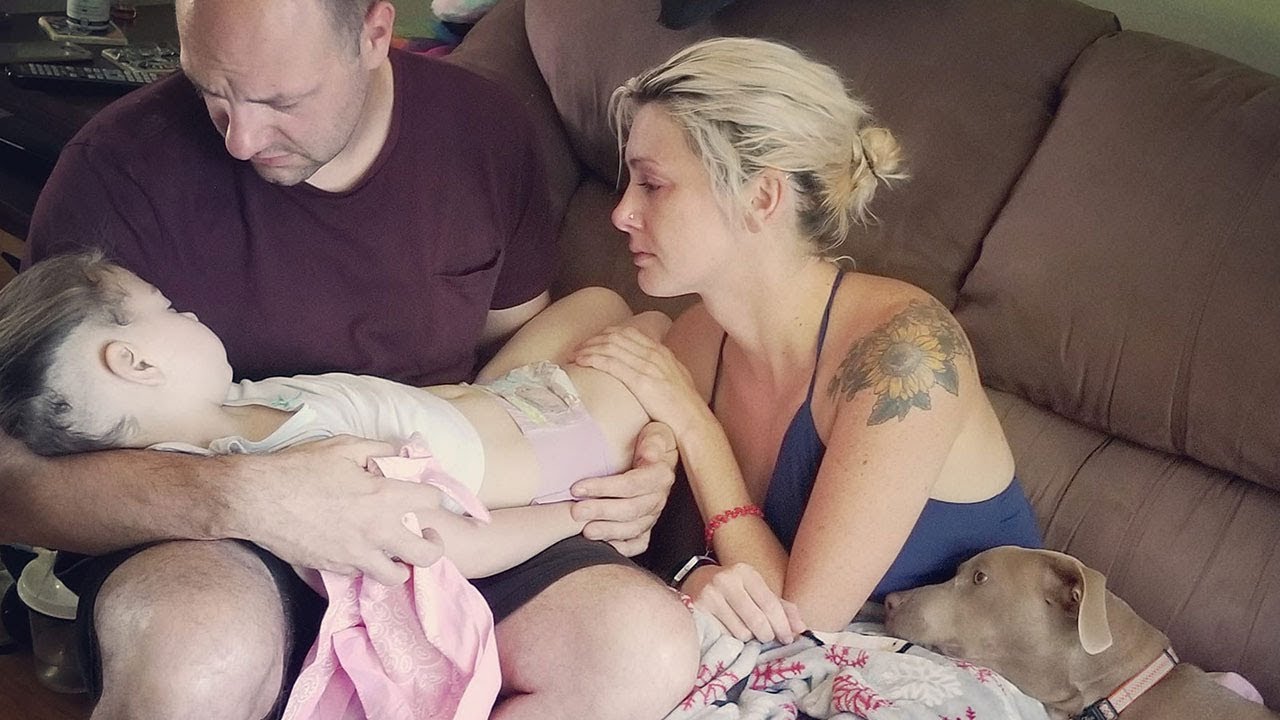 Heart-wrenching photo shows parents' final moments with daughter