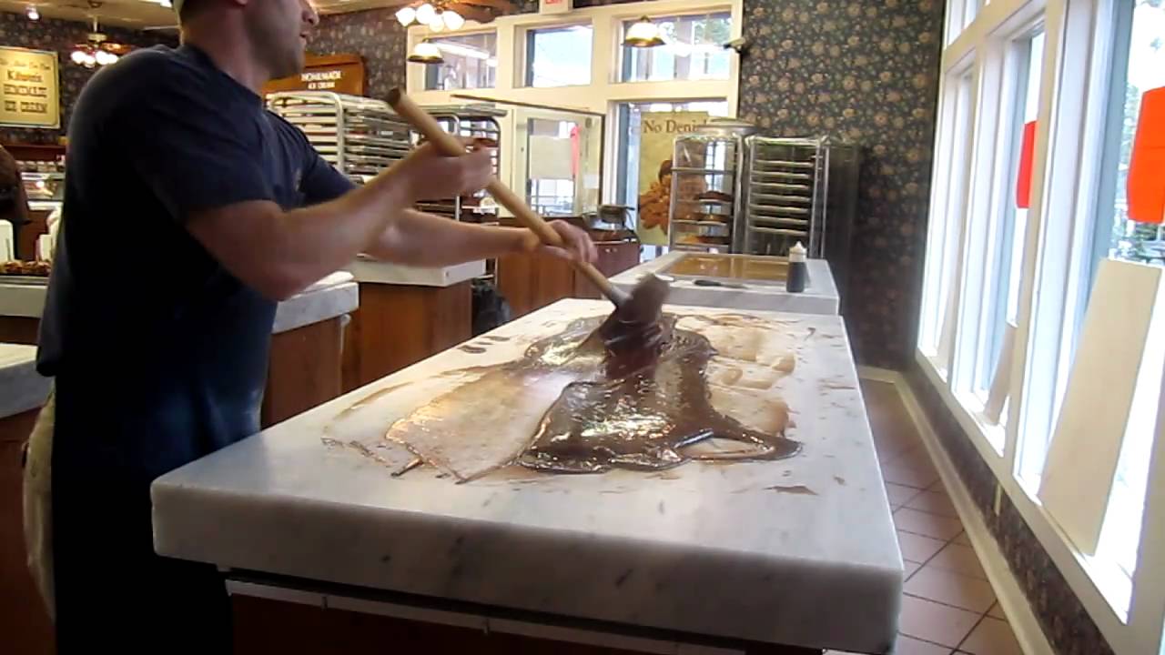 professional fudge maker at kilwins in mackinaw city