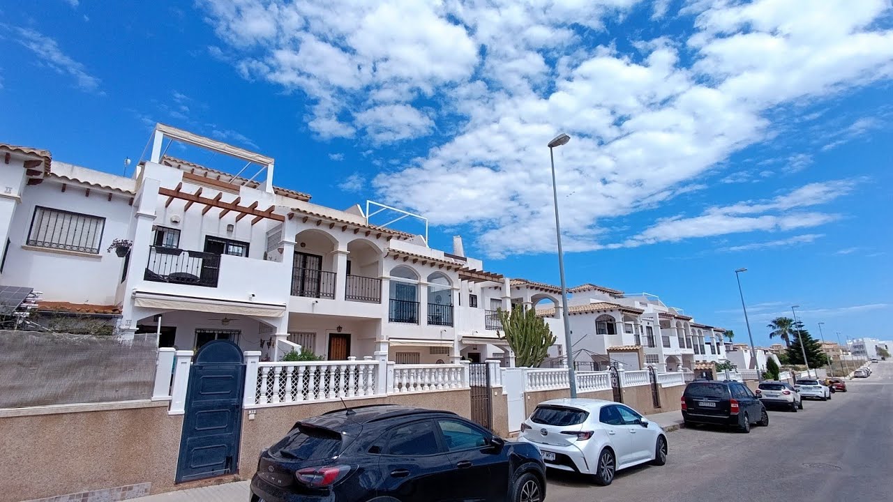 165,000€ Punta Prima 2 bed South facing townhouse with garage, roof garden, terrace, community pool