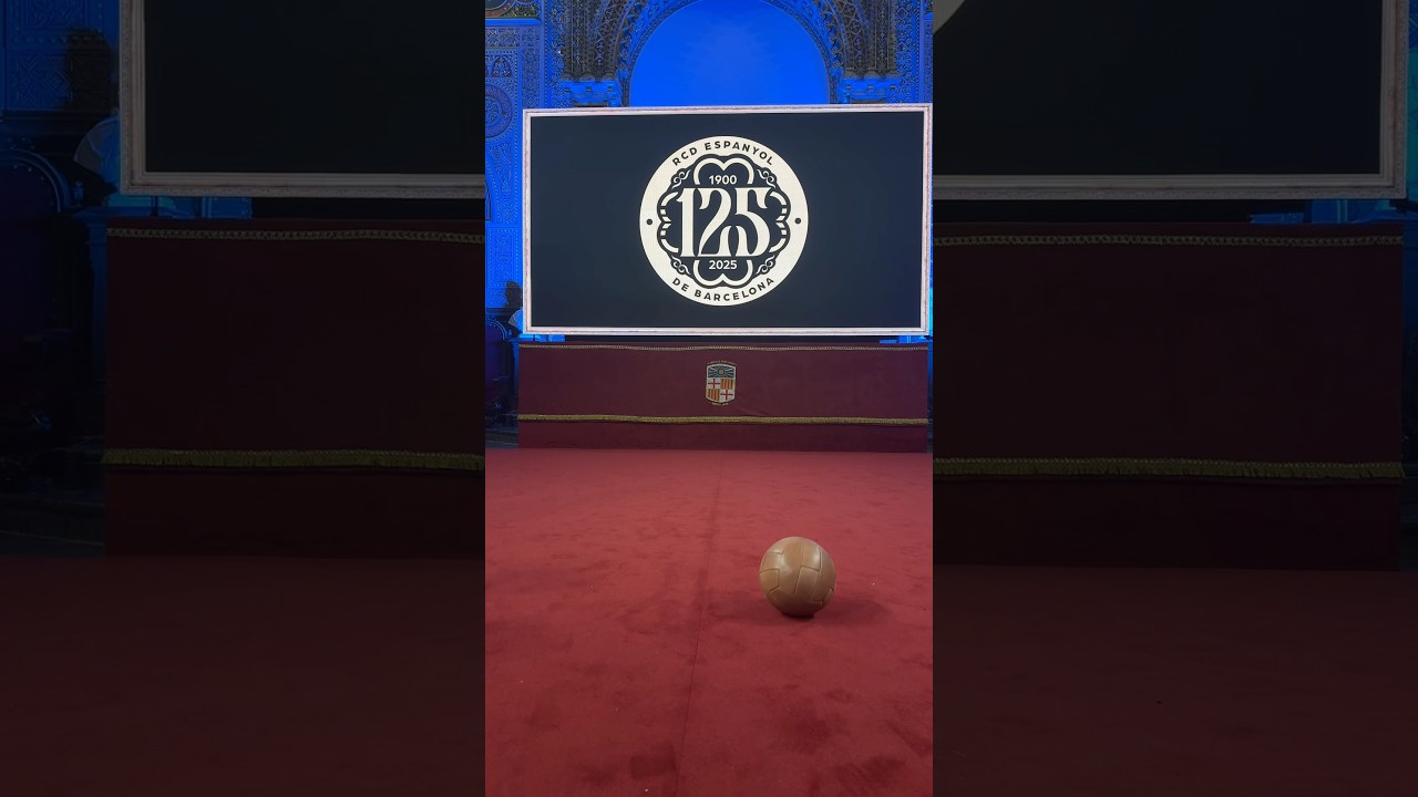 Avui, la Universitat de Barcelona brilla de blanc-i-blau 🤍💙 #GalaRCDE125