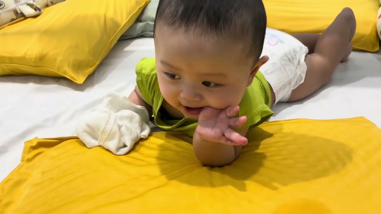 The 6-month-old baby has already mastered rolling over #ytangan #baby #cute #cutebaby #babyboy #ivf 