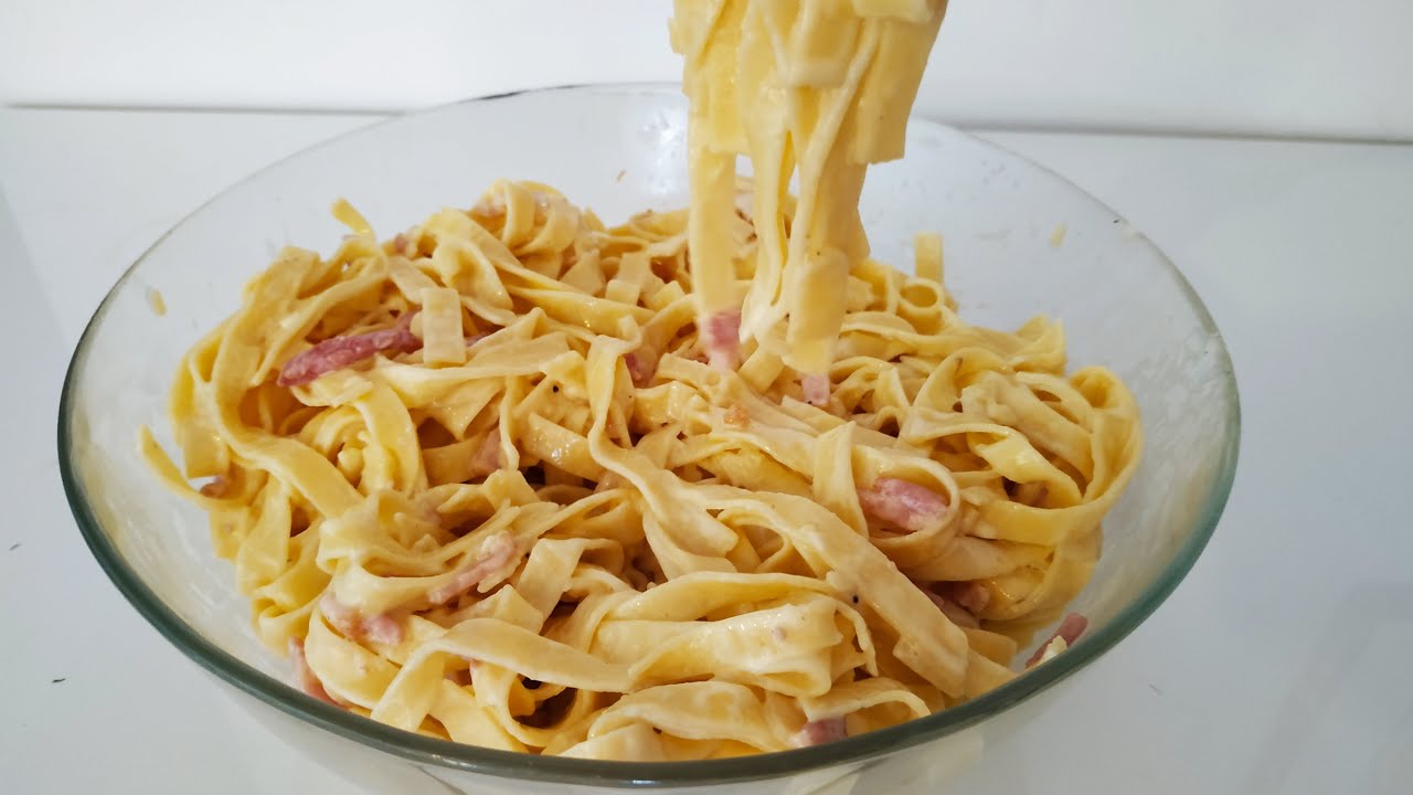TAGLIATELLES avec des LARDONS et crème fraîche (CARBONARA)