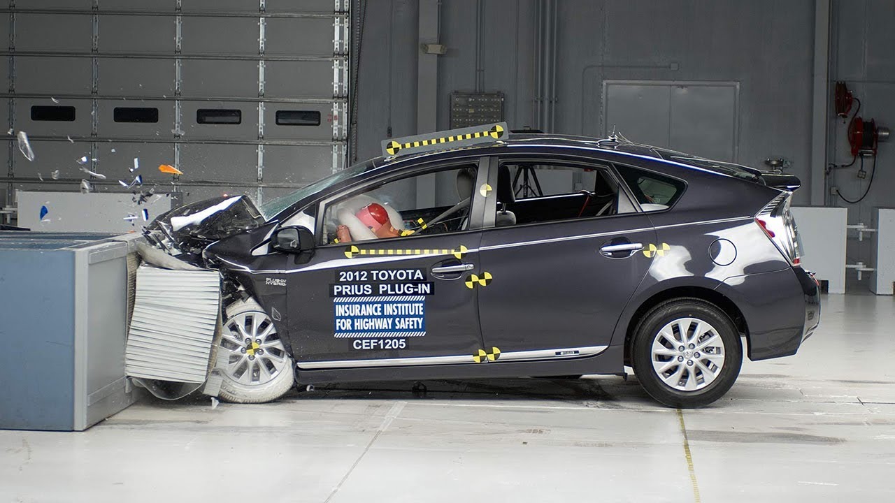 2012 Toyota Prius moderate overlap IIHS crash test
