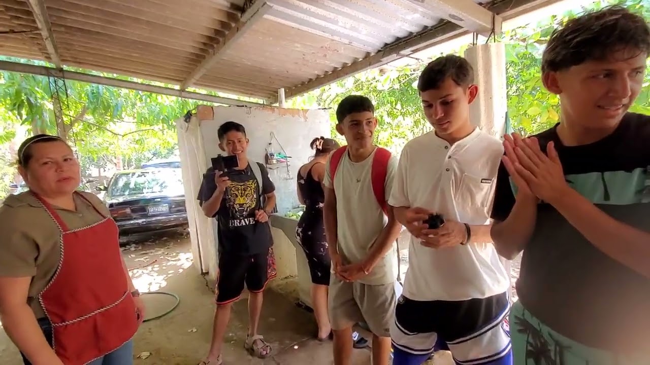 Ya listos preparando la sopa de res 🥵🤤 acompañando en familia ❤