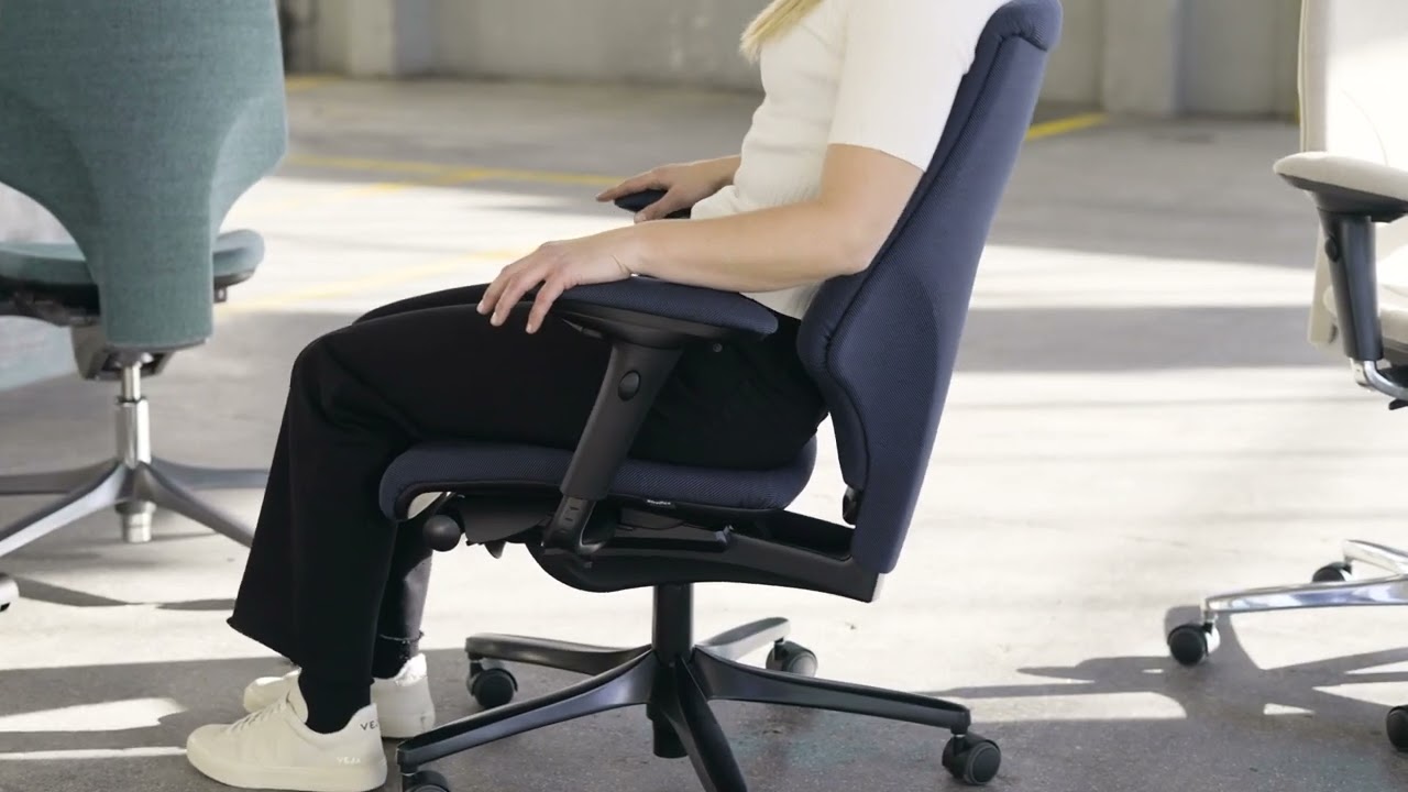 Giroflex 64 | demonstrating synchro-motion, a powerful ergonomic office chair solution