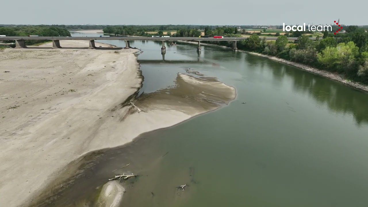 Siccit&agrave;, il Po a Cremona: il drone in volo sul fiume (21 giugno 2022)