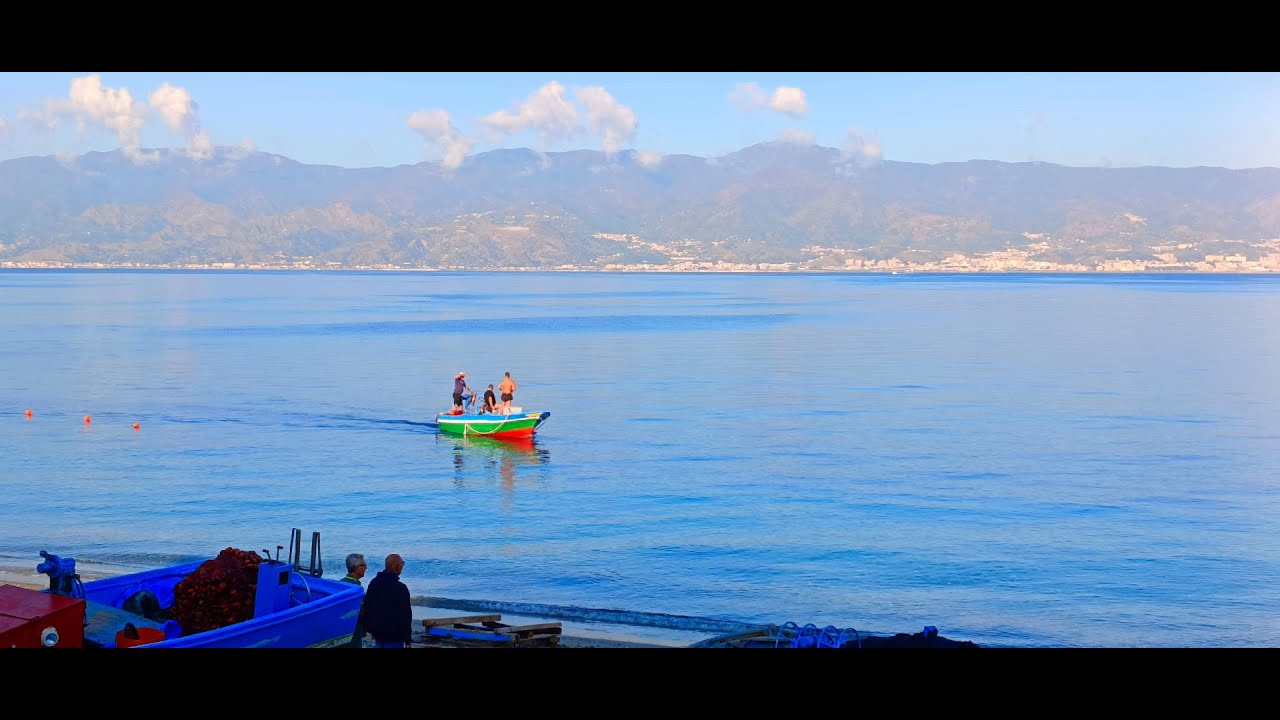REGGIO CALABRIA 11 OTTOBRE 2025 - DA UNA PASSEGGIATA MATTUTINA  SULLA BATTIGIA MARE BARCHE PESCATORI