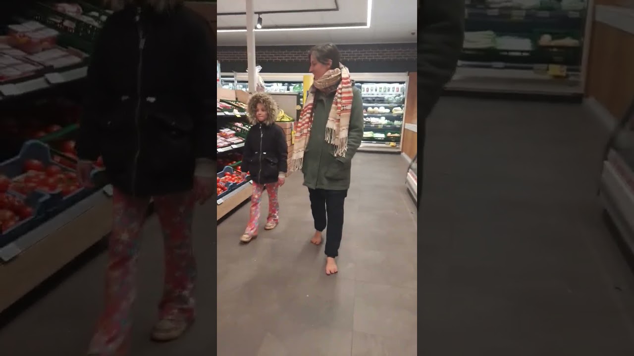 Barefoot in the shop 🥰🦶#barefoot #shoppingbarefoot
