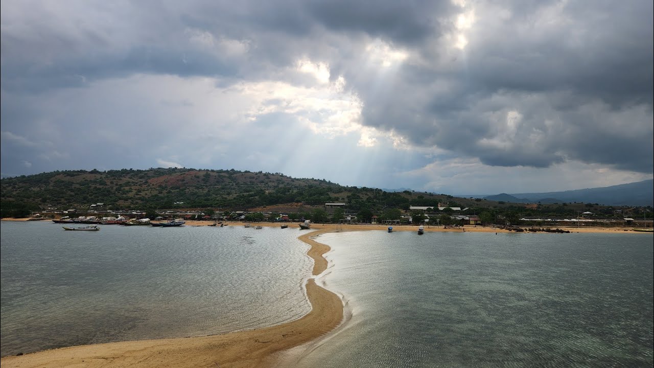 Pesona Laut Terbelah di Pantai Lariti, Bima, NTB