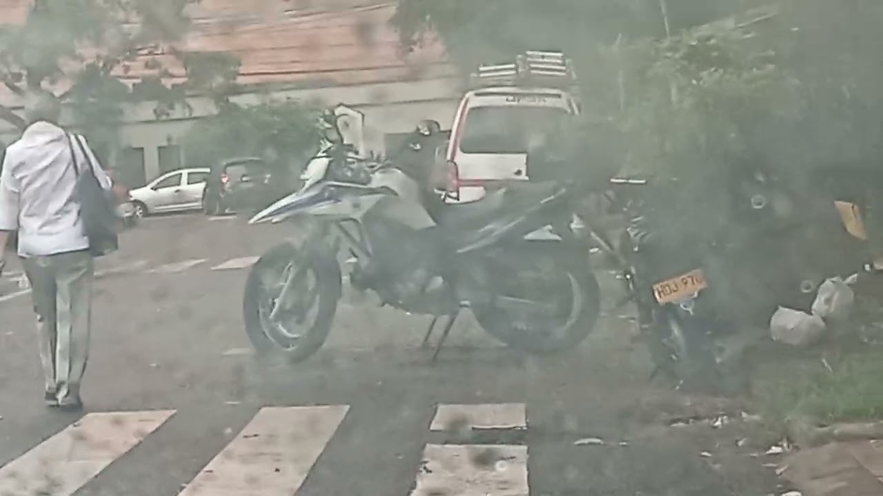 AGENTES DE TRÁNSITO DE BELLO HASTA UNA HORA DESAYUNANDO